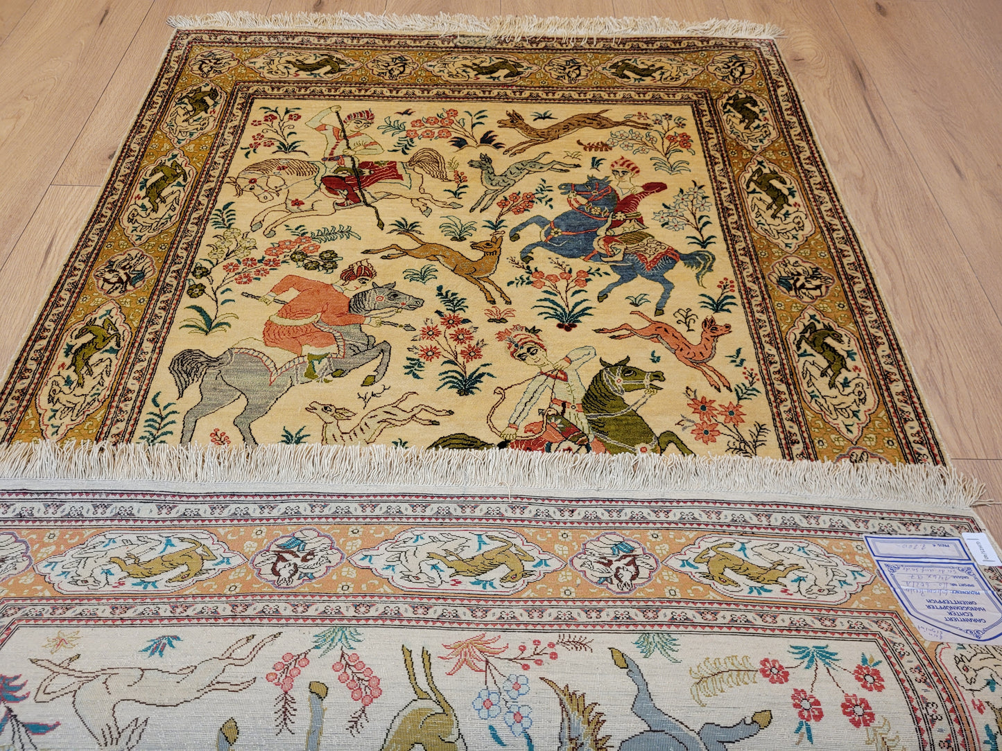 Ghom Seide auf Seide Teppich Jagdszene figürlich fein signiert