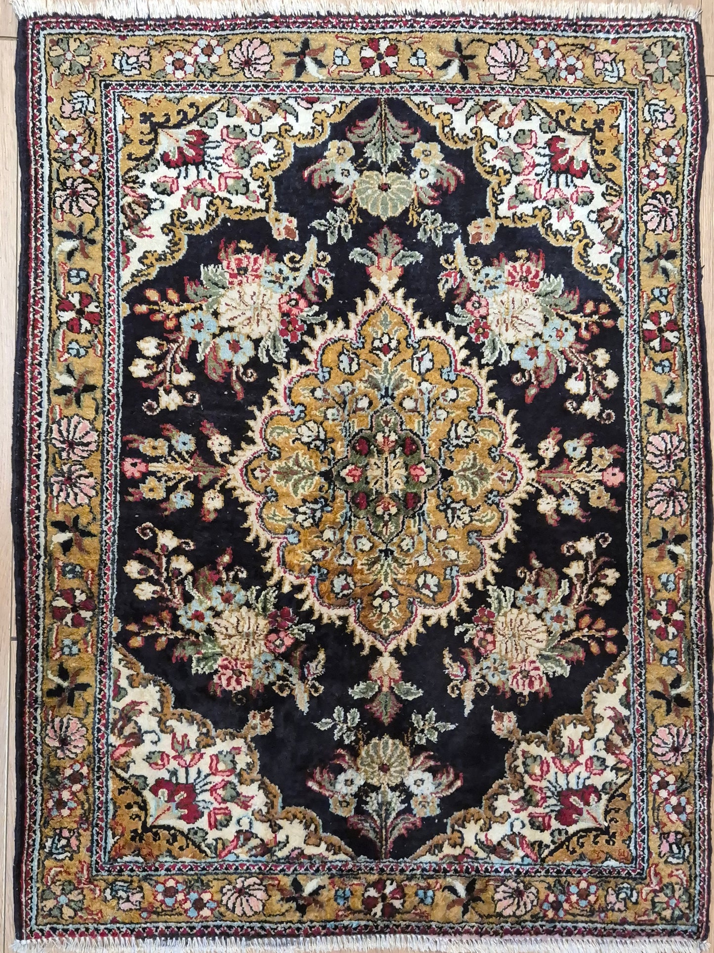 Ghom Seidenteppich florales Medaillon feine Knüpfung reine Seide