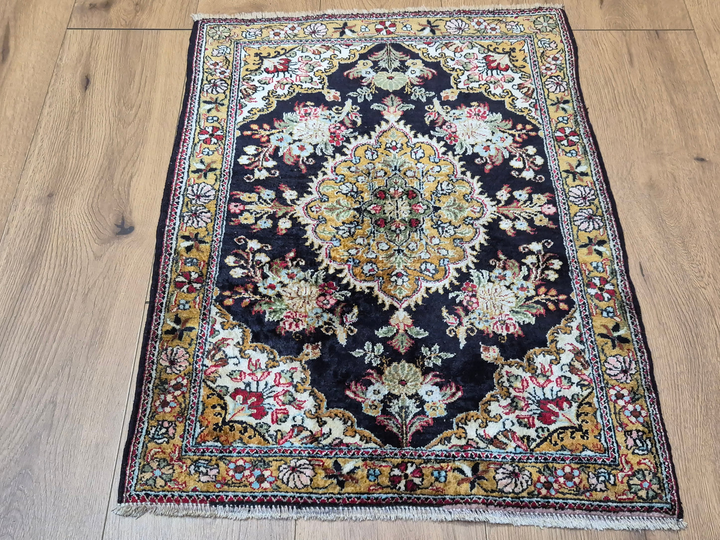 Ghom Seidenteppich florales Medaillon feine Knüpfung reine Seide