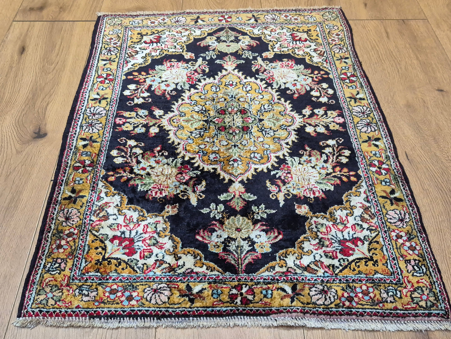 Ghom Seidenteppich florales Medaillon feine Knüpfung reine Seide