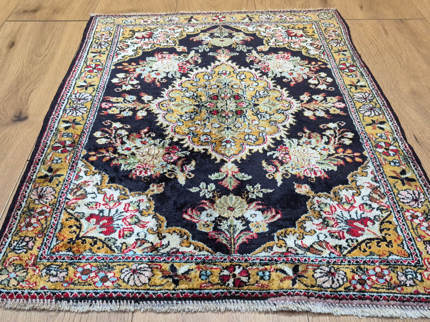 Ghom Seidenteppich florales Medaillon feine Knüpfung reine Seide