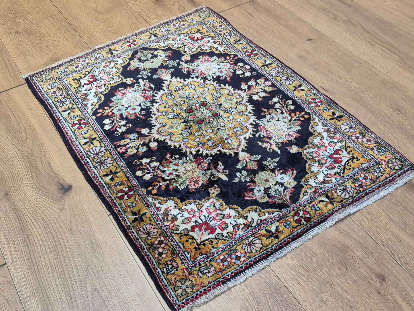 Ghom Seidenteppich florales Medaillon feine Knüpfung reine Seide