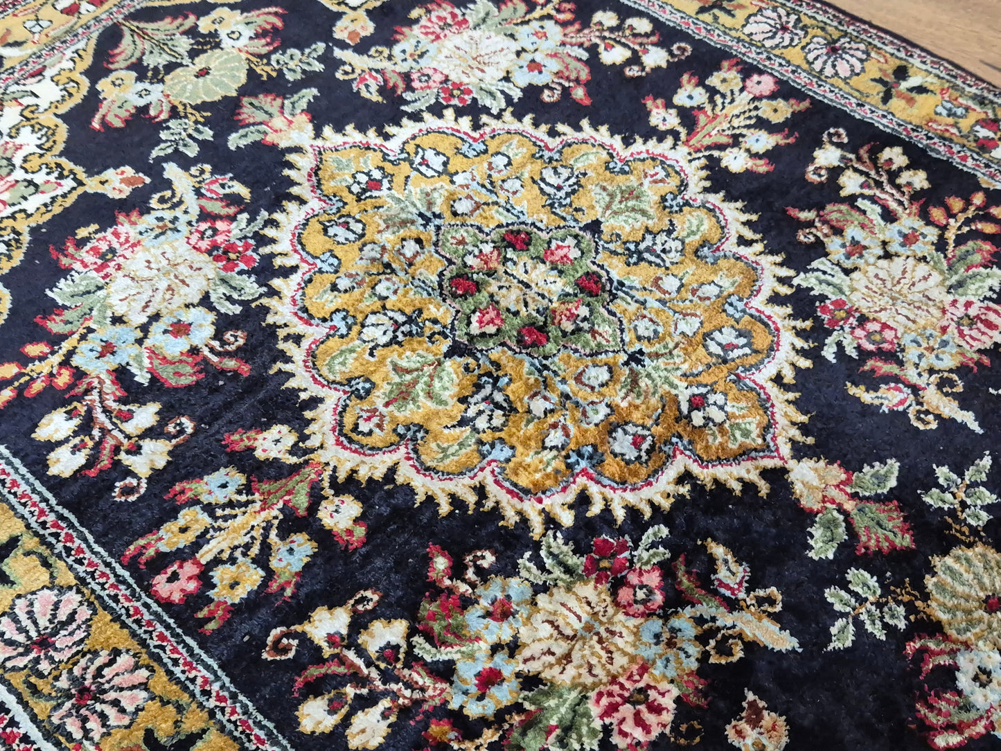 Ghom Seidenteppich florales Medaillon feine Knüpfung reine Seide