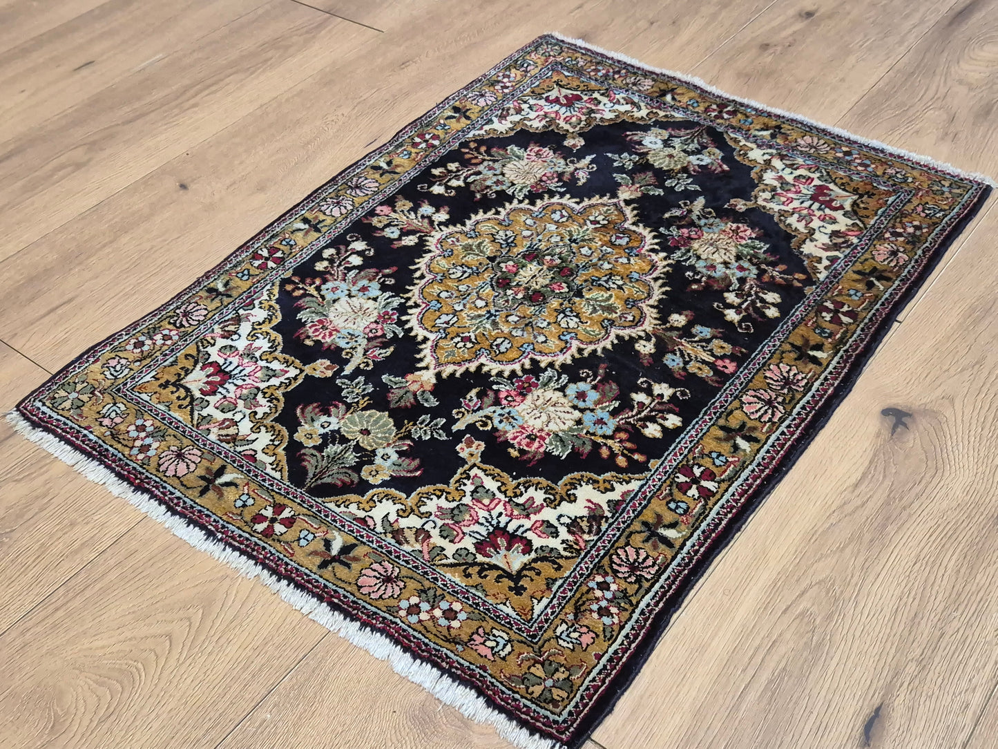 Ghom Seidenteppich florales Medaillon feine Knüpfung reine Seide