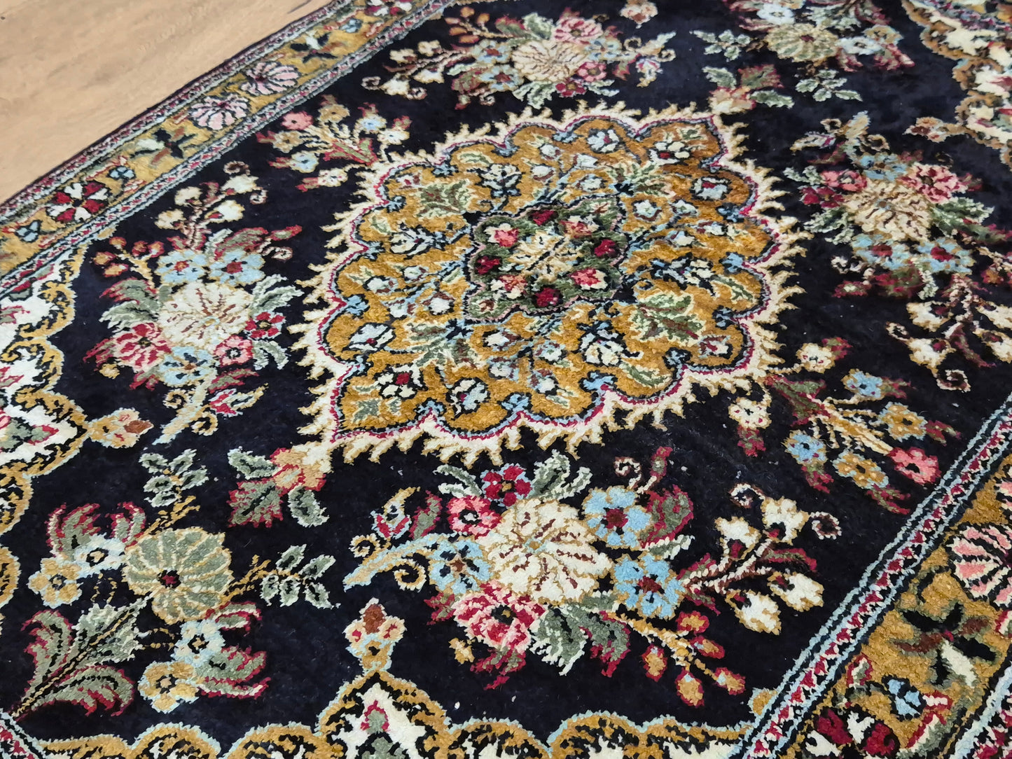 Ghom Seidenteppich florales Medaillon feine Knüpfung reine Seide