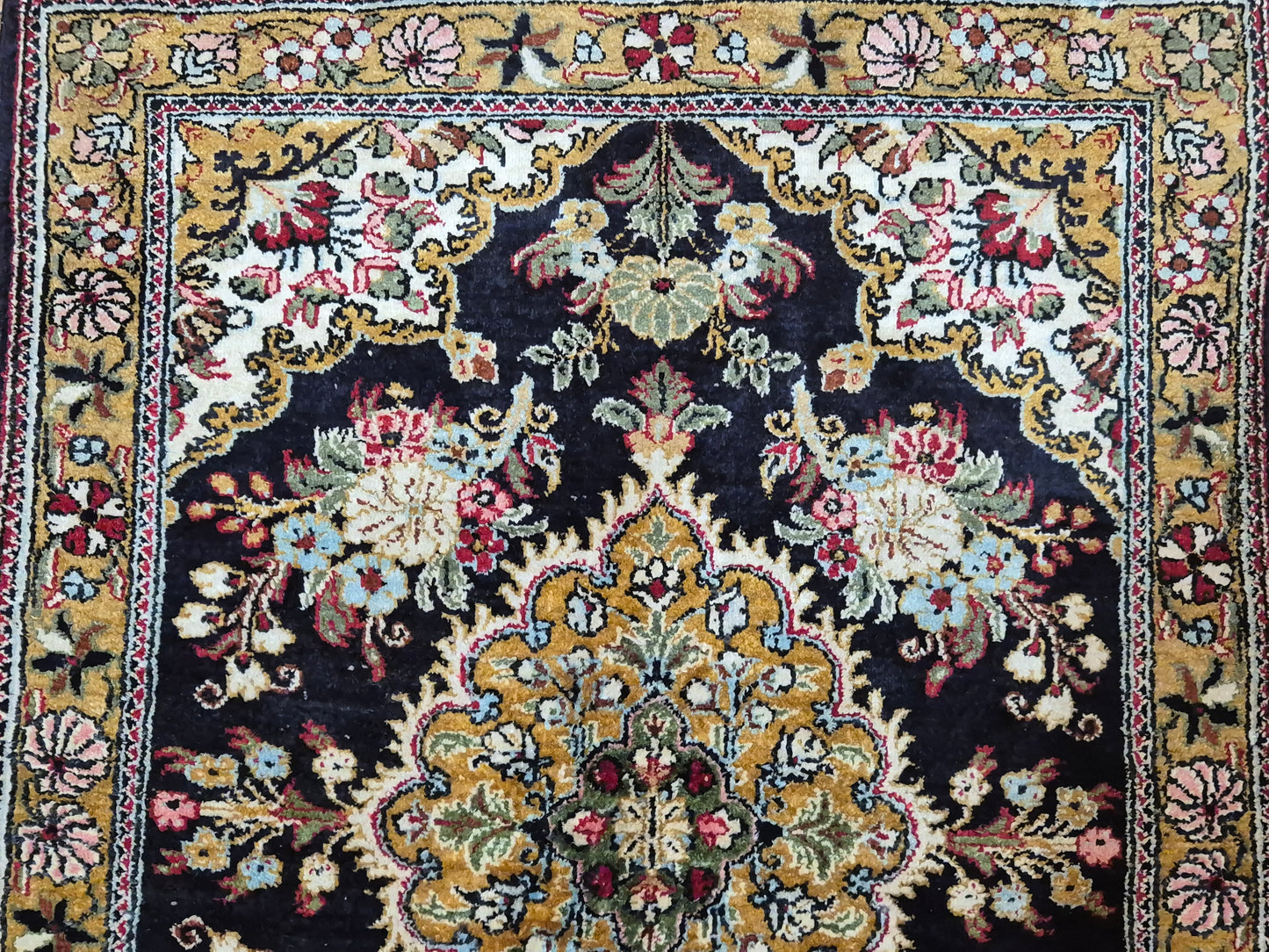 Ghom Seidenteppich florales Medaillon feine Knüpfung reine Seide