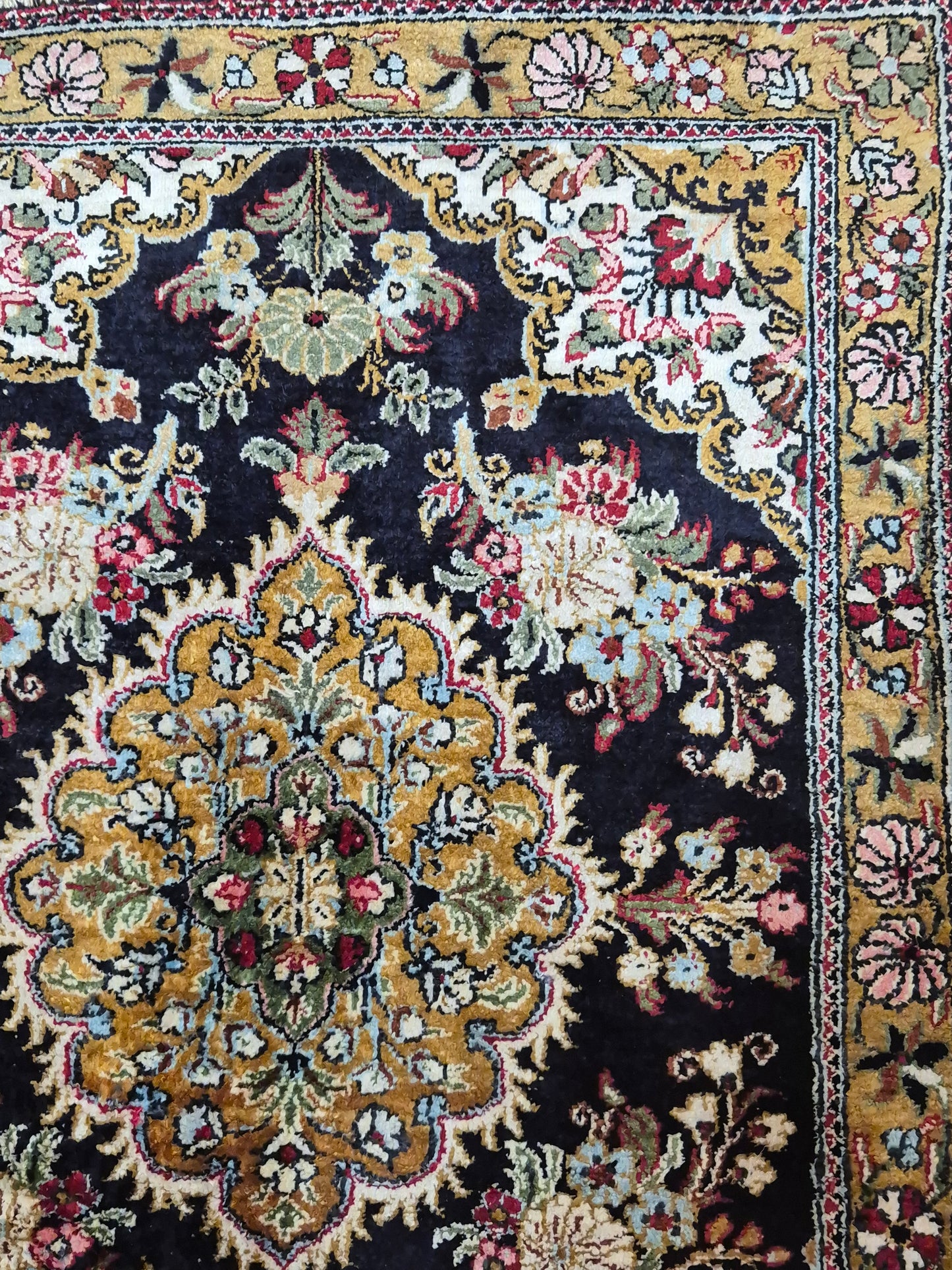 Ghom Seidenteppich florales Medaillon feine Knüpfung reine Seide