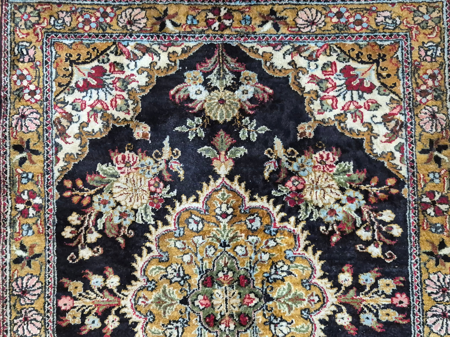 Ghom Seidenteppich florales Medaillon feine Knüpfung reine Seide