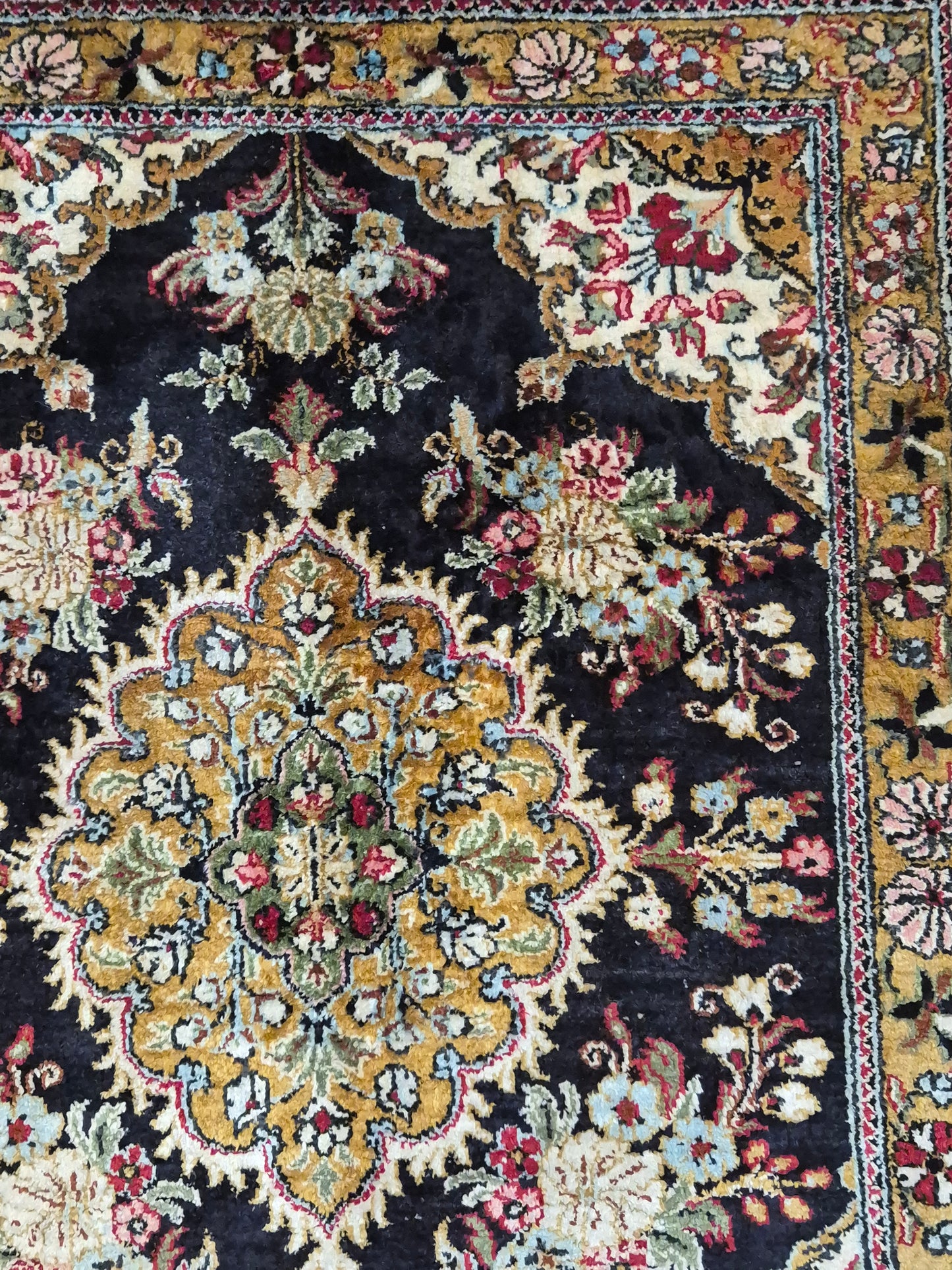 Ghom Seidenteppich florales Medaillon feine Knüpfung reine Seide