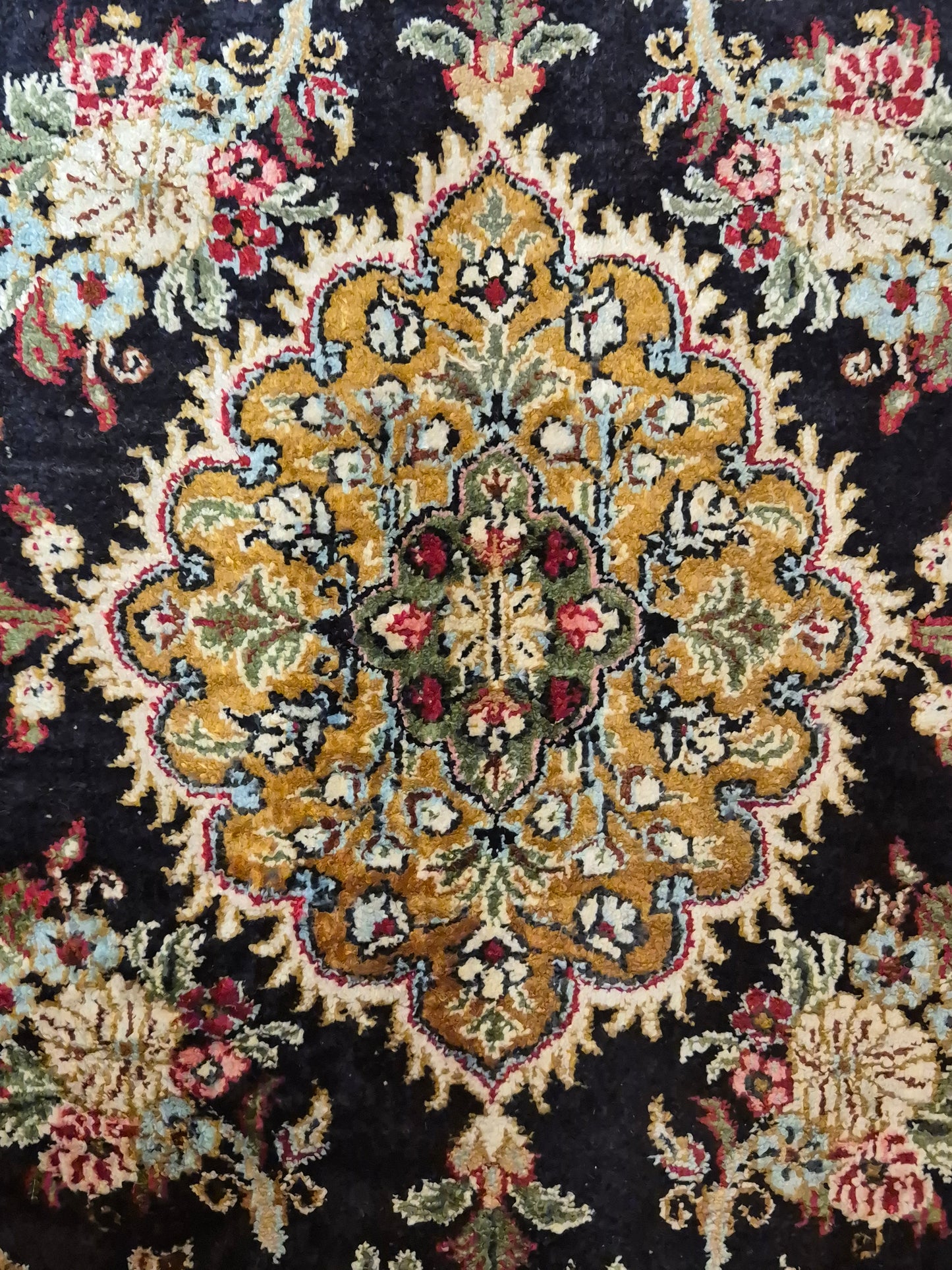 Ghom Seidenteppich florales Medaillon feine Knüpfung reine Seide