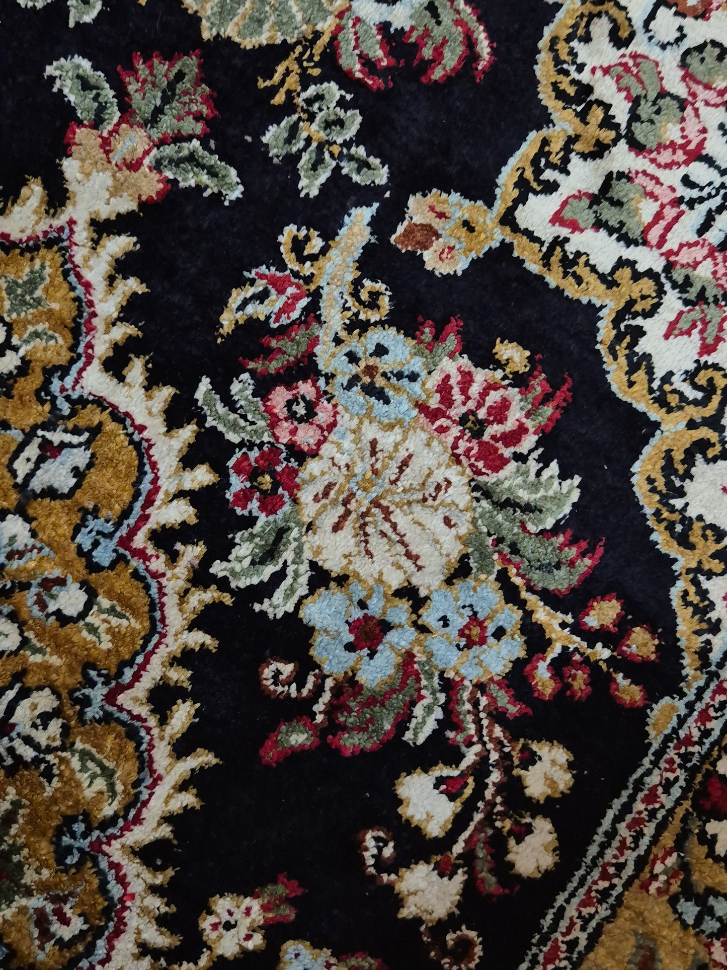 Ghom Seidenteppich florales Medaillon feine Knüpfung reine Seide