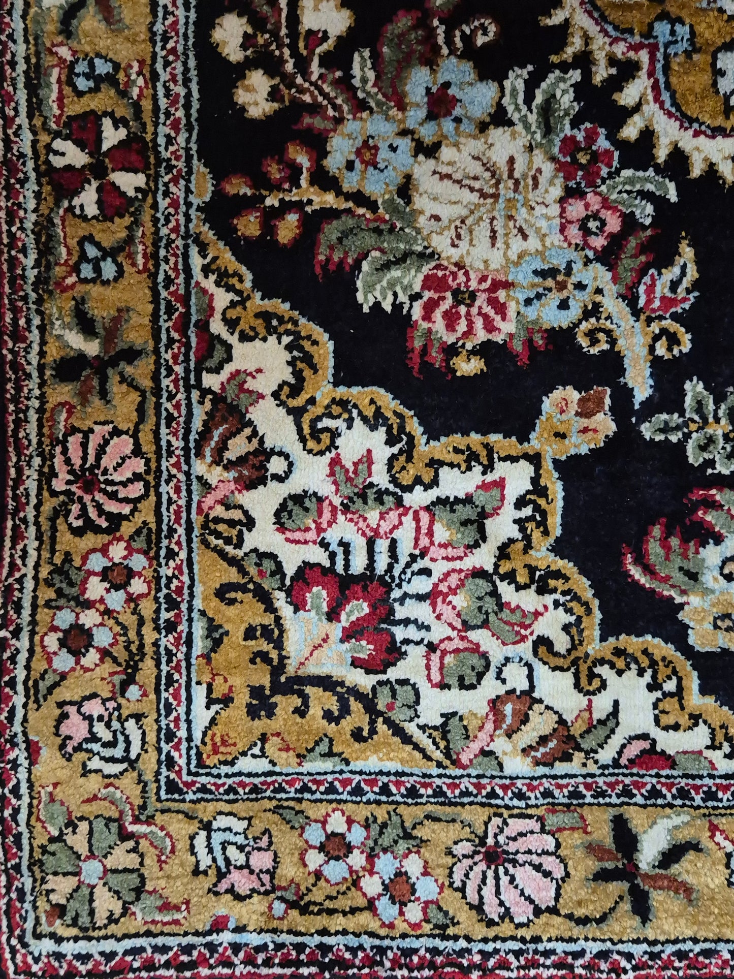 Ghom Seidenteppich florales Medaillon feine Knüpfung reine Seide