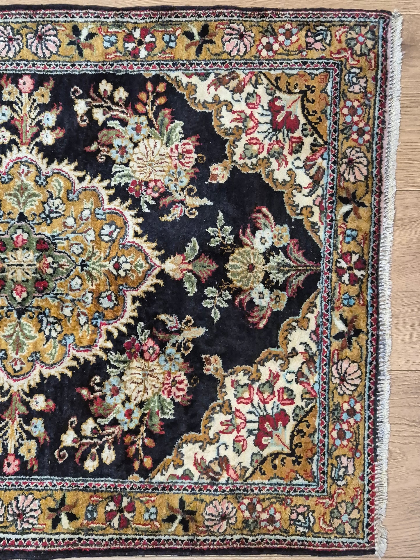 Ghom Seidenteppich florales Medaillon feine Knüpfung reine Seide