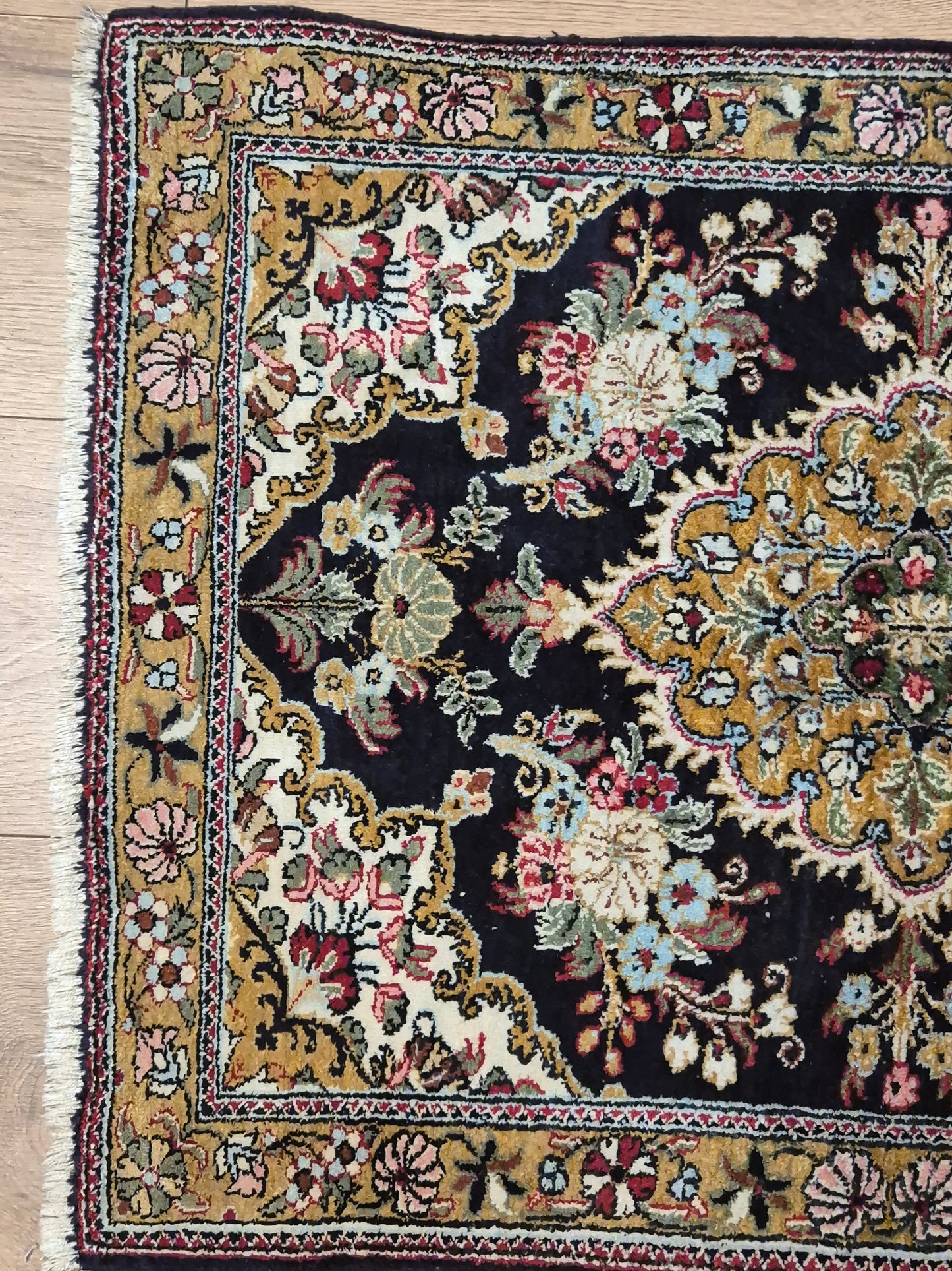 Ghom Seidenteppich florales Medaillon feine Knüpfung reine Seide