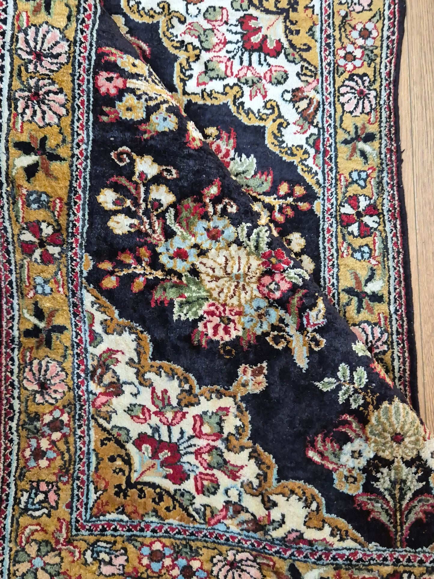 Ghom Seidenteppich florales Medaillon feine Knüpfung reine Seide