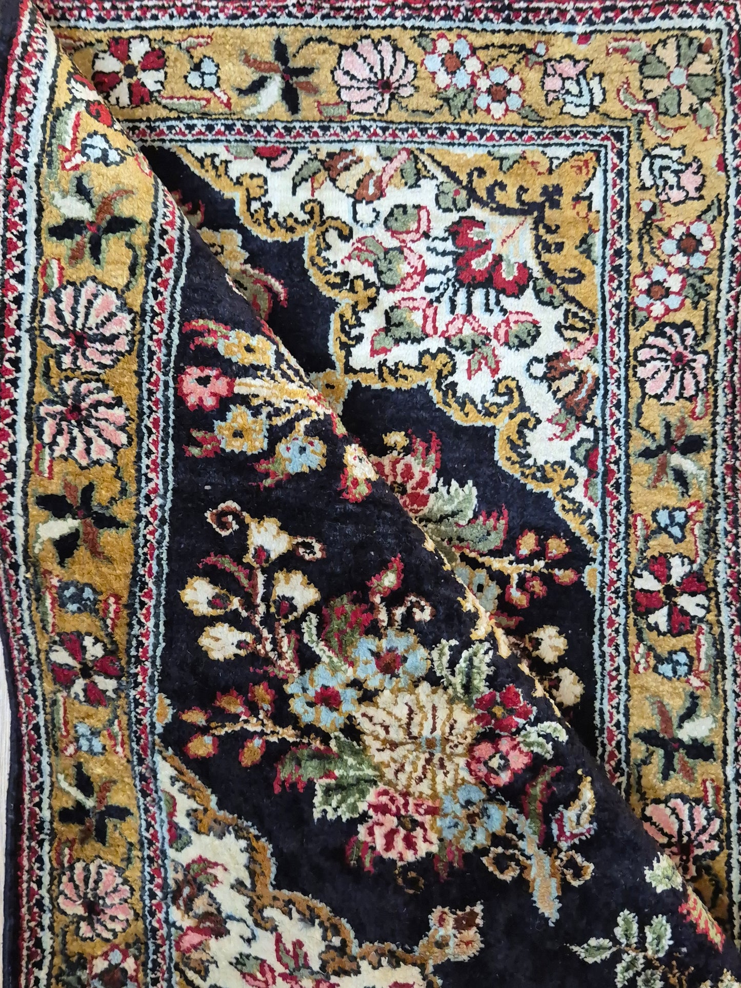 Ghom Seidenteppich florales Medaillon feine Knüpfung reine Seide