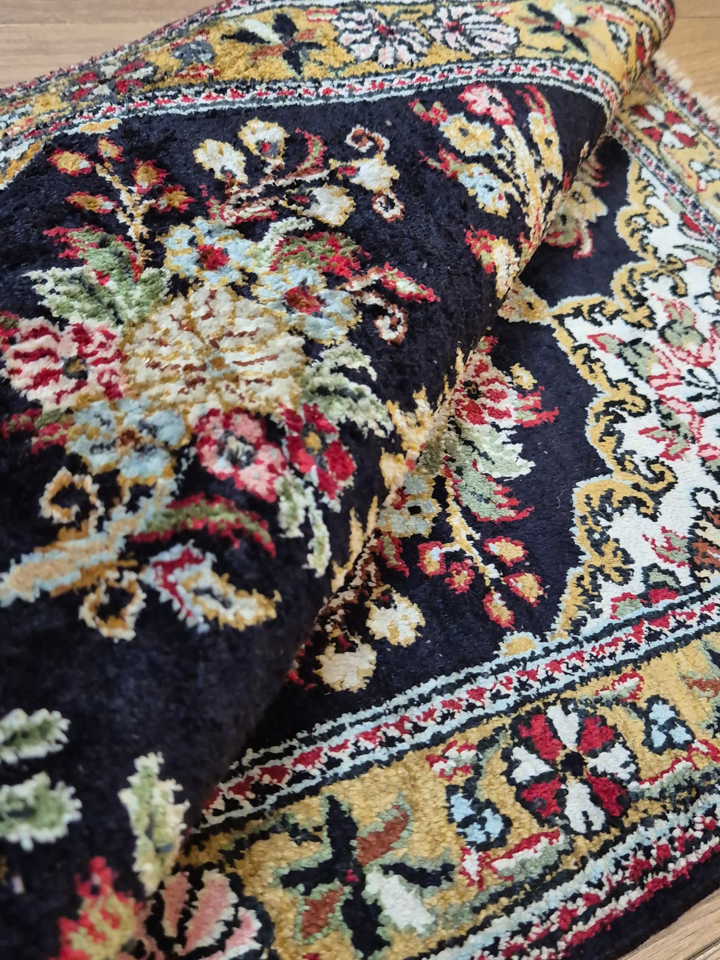 Ghom Seidenteppich florales Medaillon feine Knüpfung reine Seide