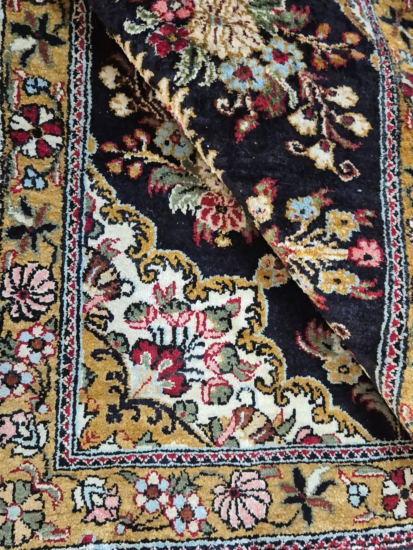 Ghom Seidenteppich florales Medaillon feine Knüpfung reine Seide