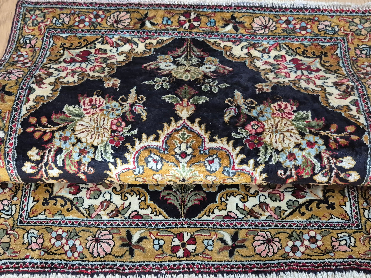 Ghom Seidenteppich florales Medaillon feine Knüpfung reine Seide