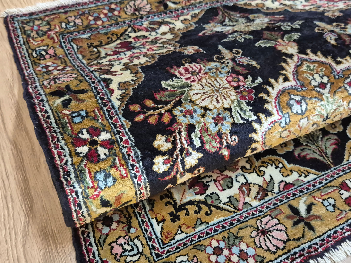 Ghom Seidenteppich florales Medaillon feine Knüpfung reine Seide