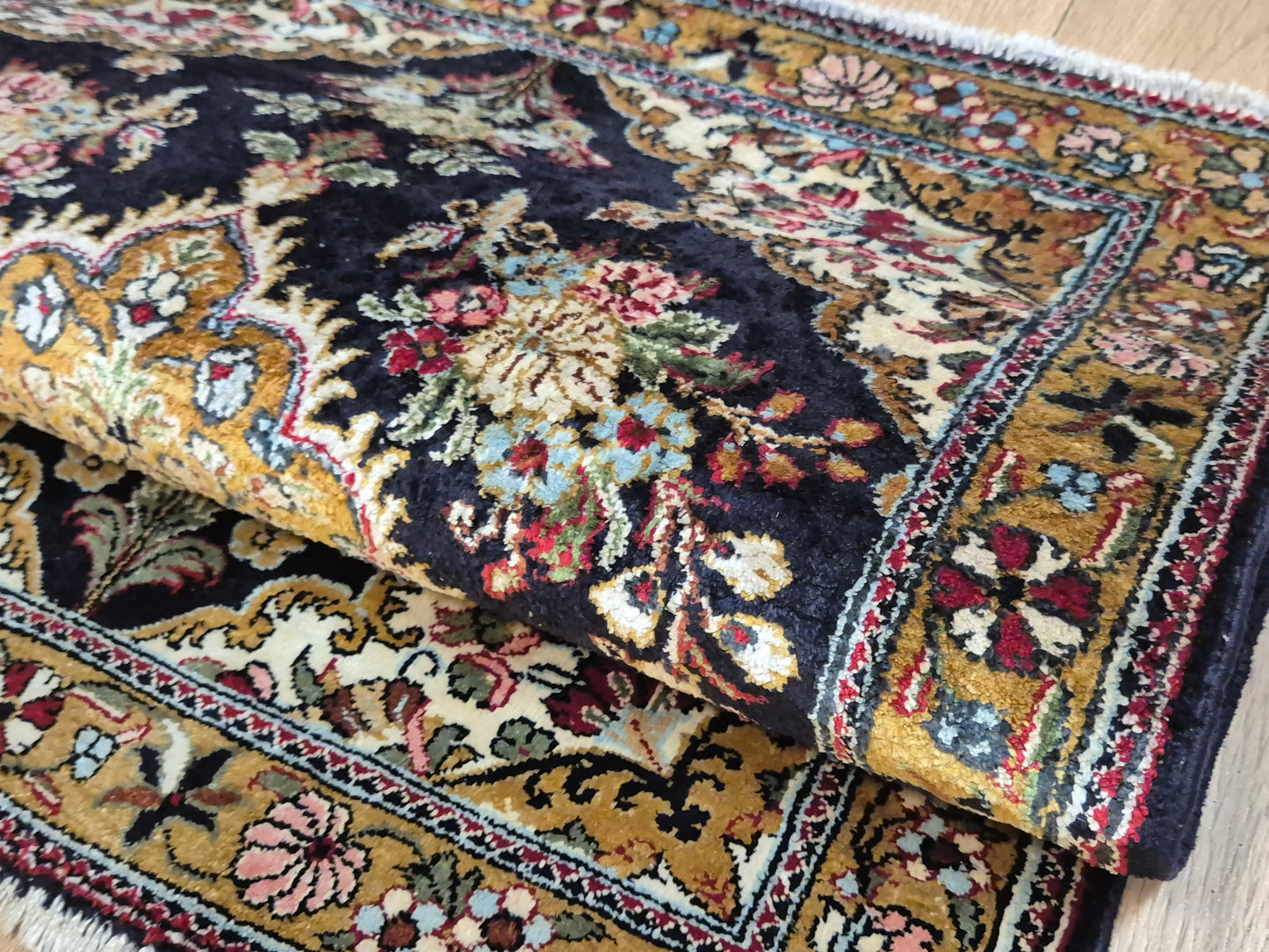 Ghom Seidenteppich florales Medaillon feine Knüpfung reine Seide