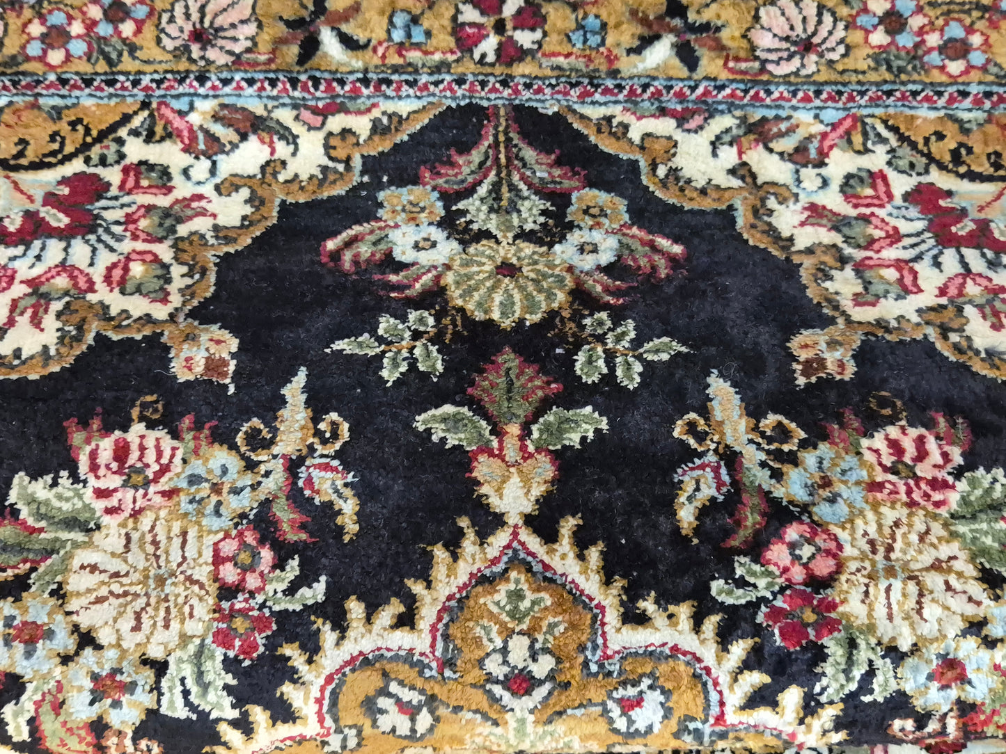 Ghom Seidenteppich florales Medaillon feine Knüpfung reine Seide