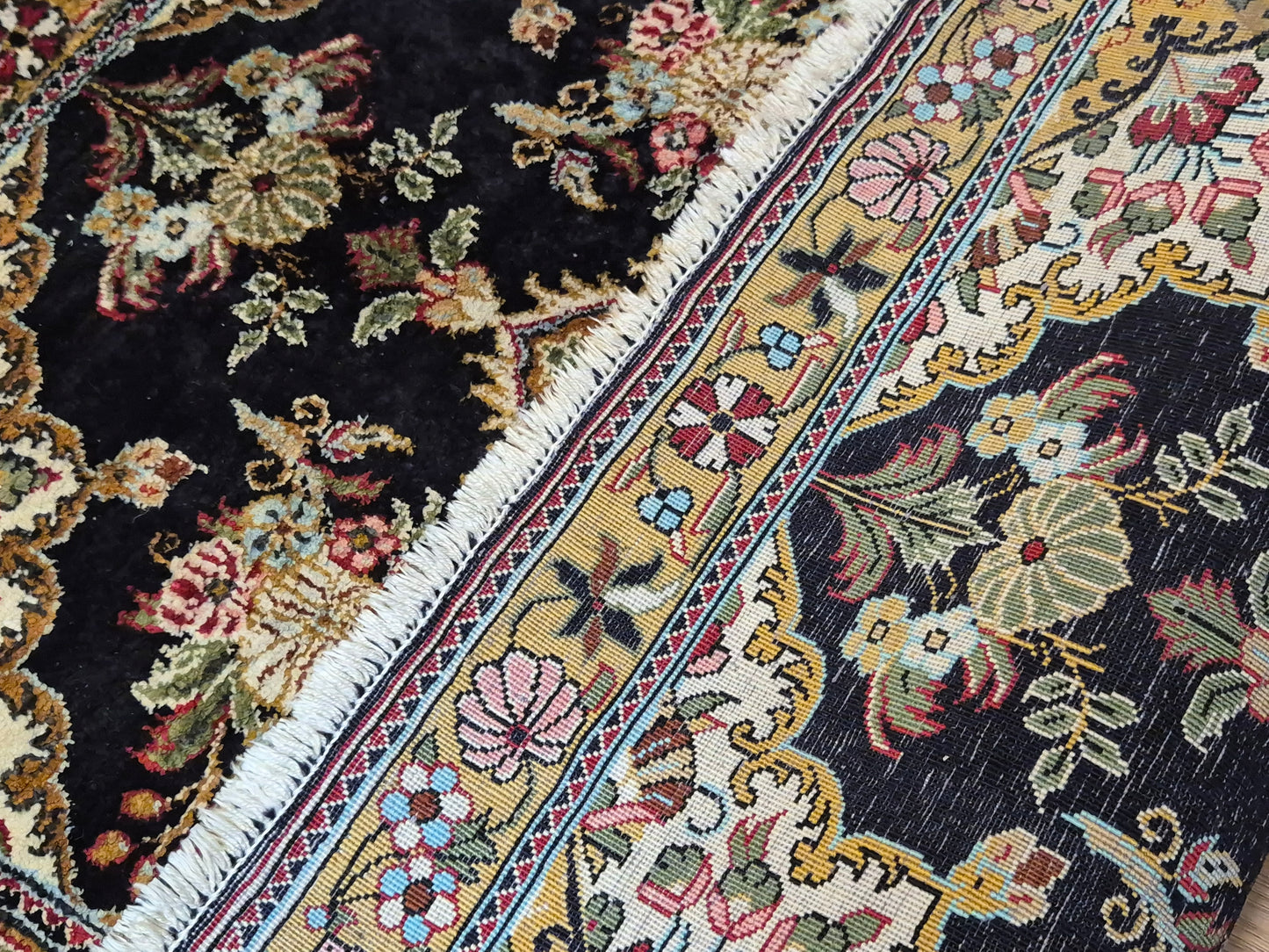 Ghom Seidenteppich florales Medaillon feine Knüpfung reine Seide