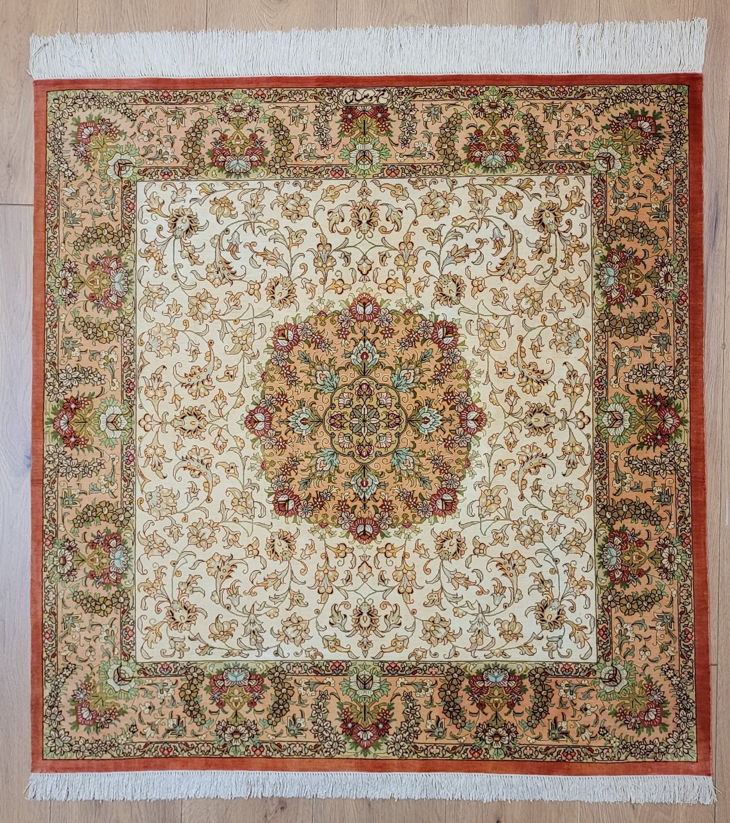 Ghom Teppich Seide auf Seide fein Medaillon Blütenornament