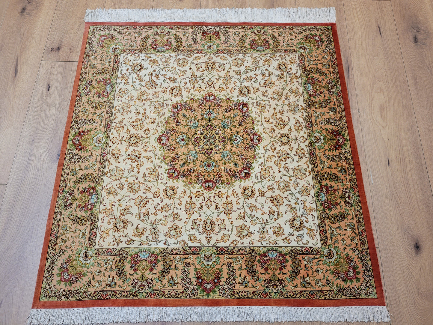 Ghom Teppich Seide auf Seide fein Medaillon Blütenornament