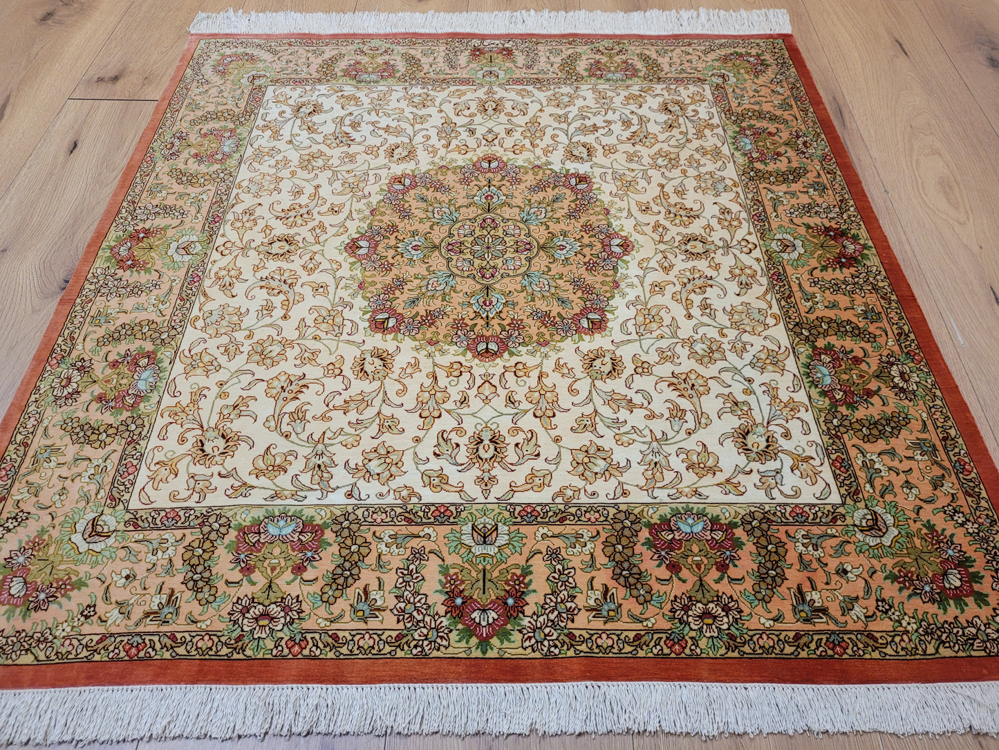 Ghom Teppich Seide auf Seide fein Medaillon Blütenornament