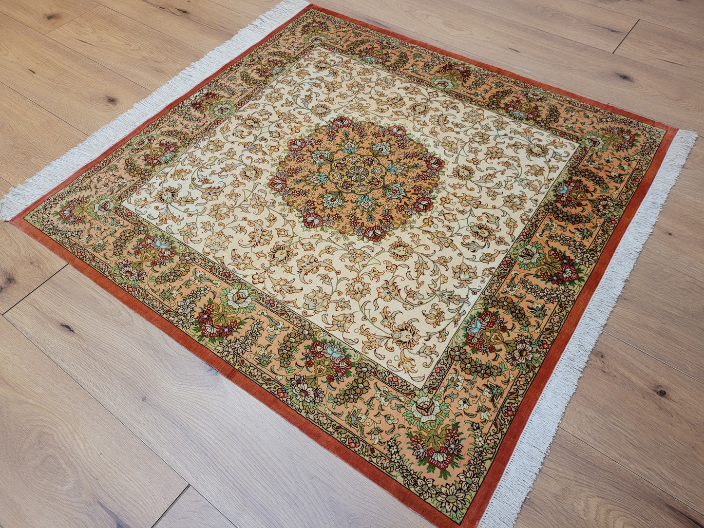 Ghom Teppich Seide auf Seide fein Medaillon Blütenornament