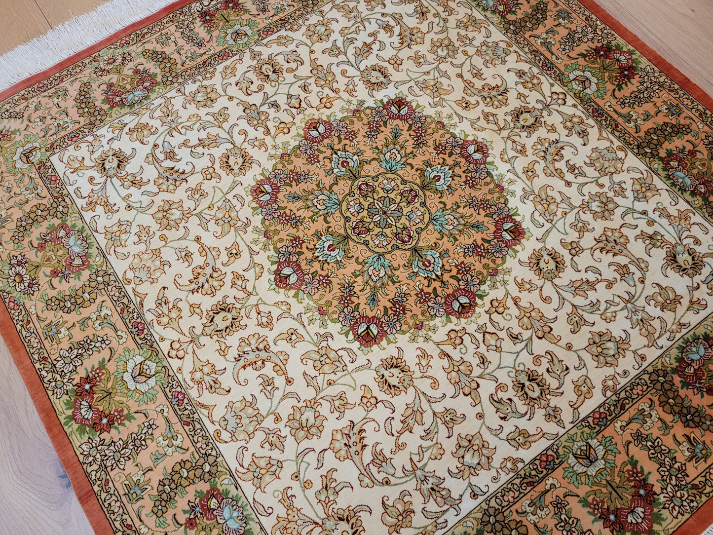 Ghom Teppich Seide auf Seide fein Medaillon Blütenornament