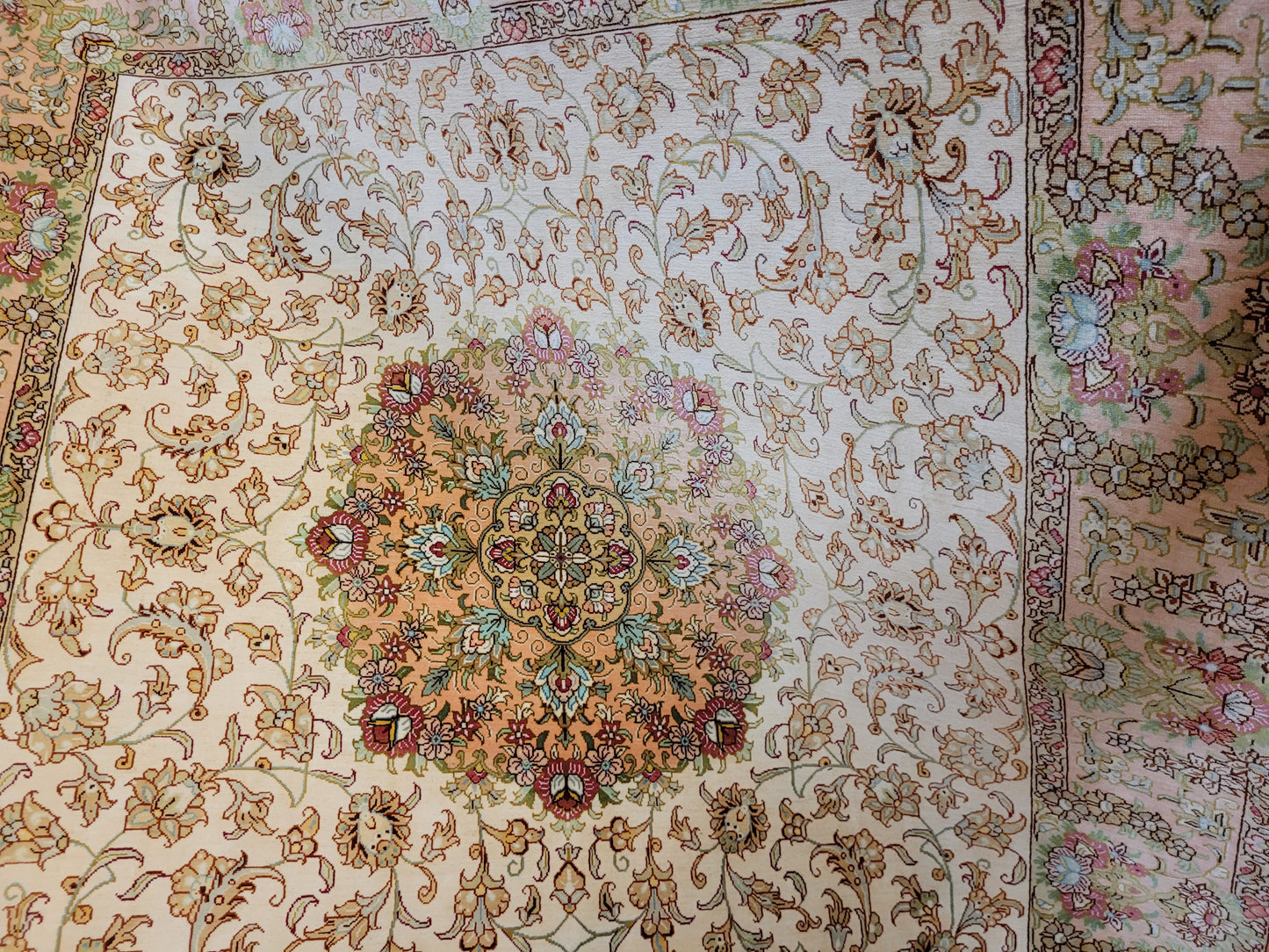 Ghom Teppich Seide auf Seide fein Medaillon Blütenornament