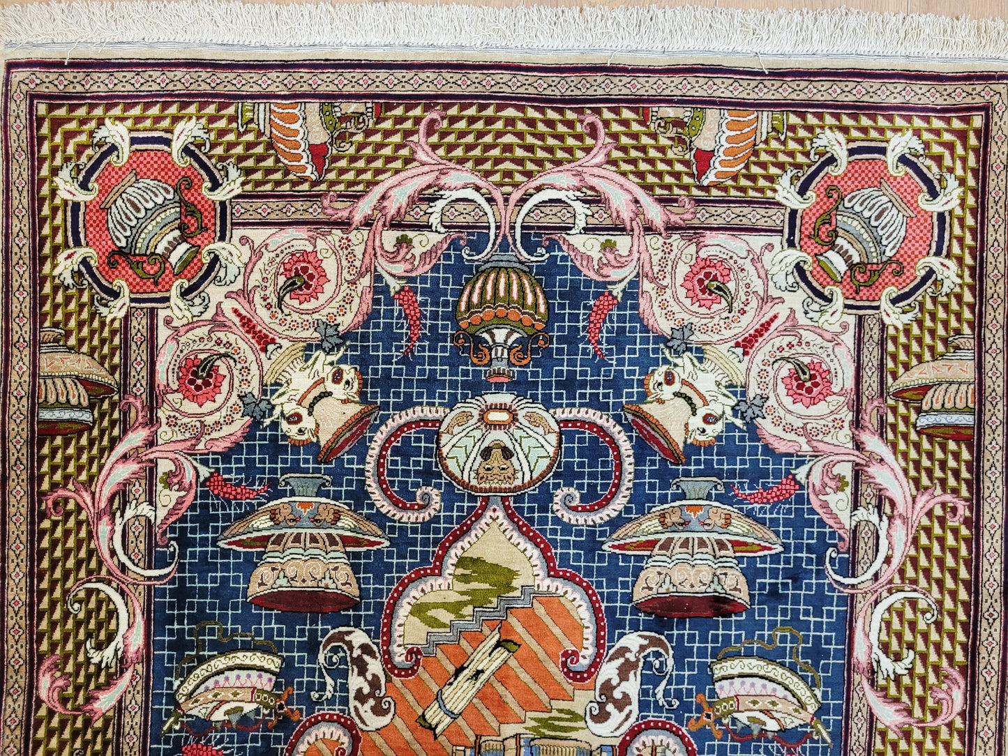 Ghom Teppich Seide auf Seide signiert figürliche Darstellung