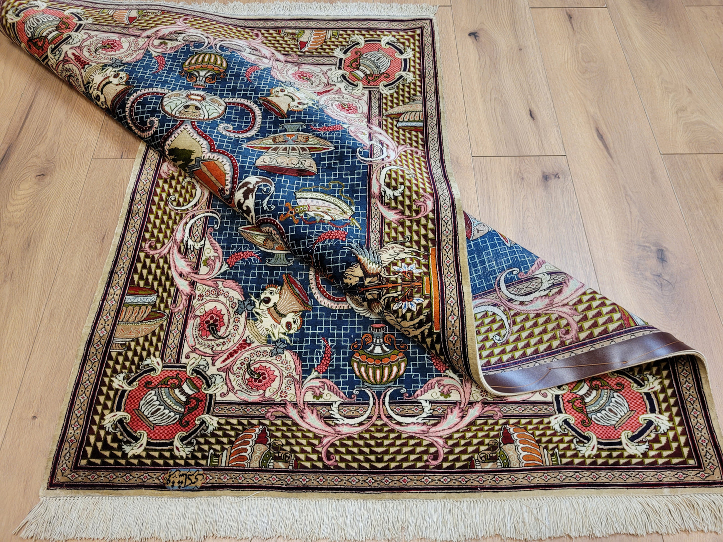 Ghom Teppich Seide auf Seide signiert figürliche Darstellung