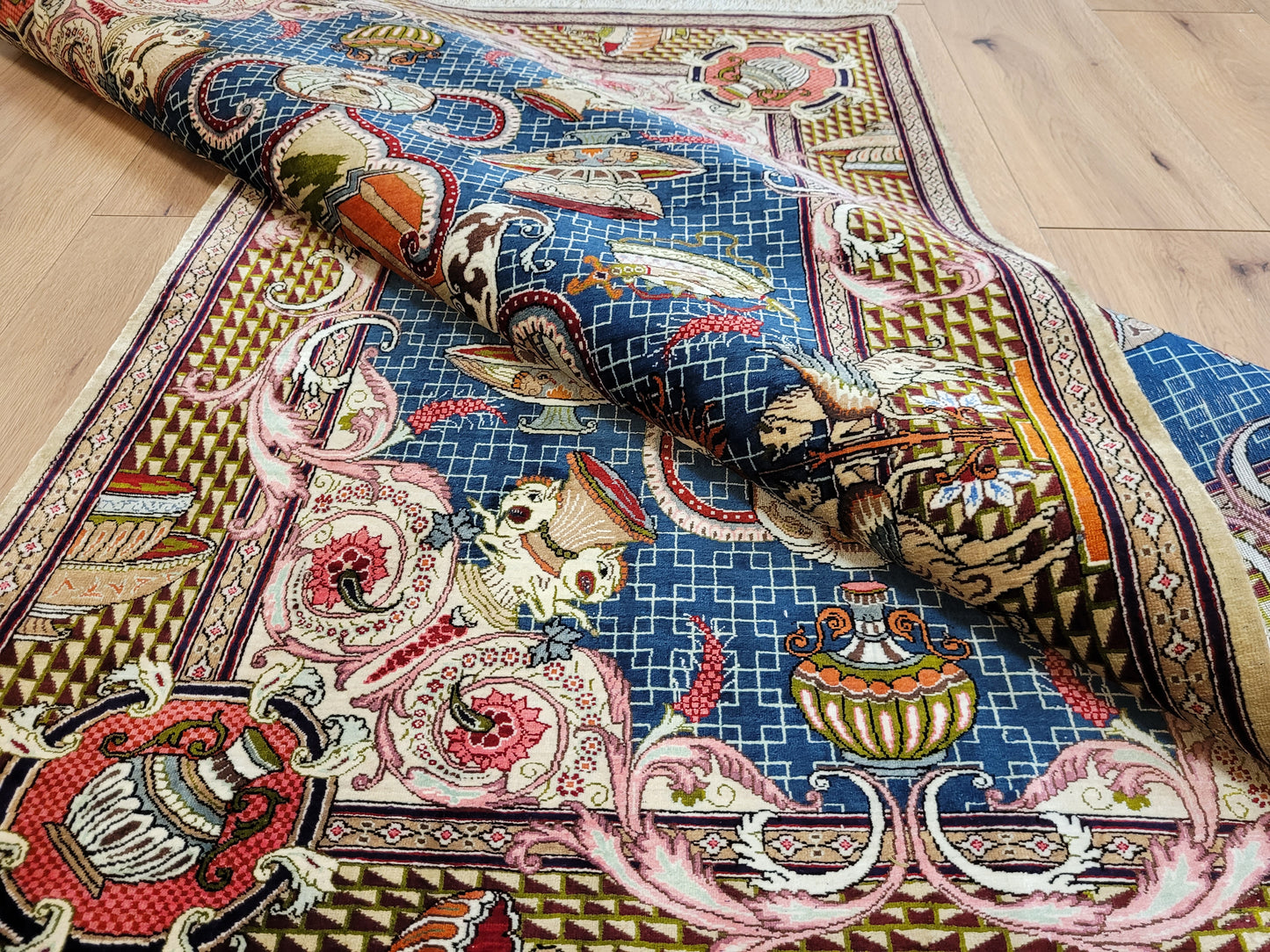 Ghom Teppich Seide auf Seide signiert figürliche Darstellung