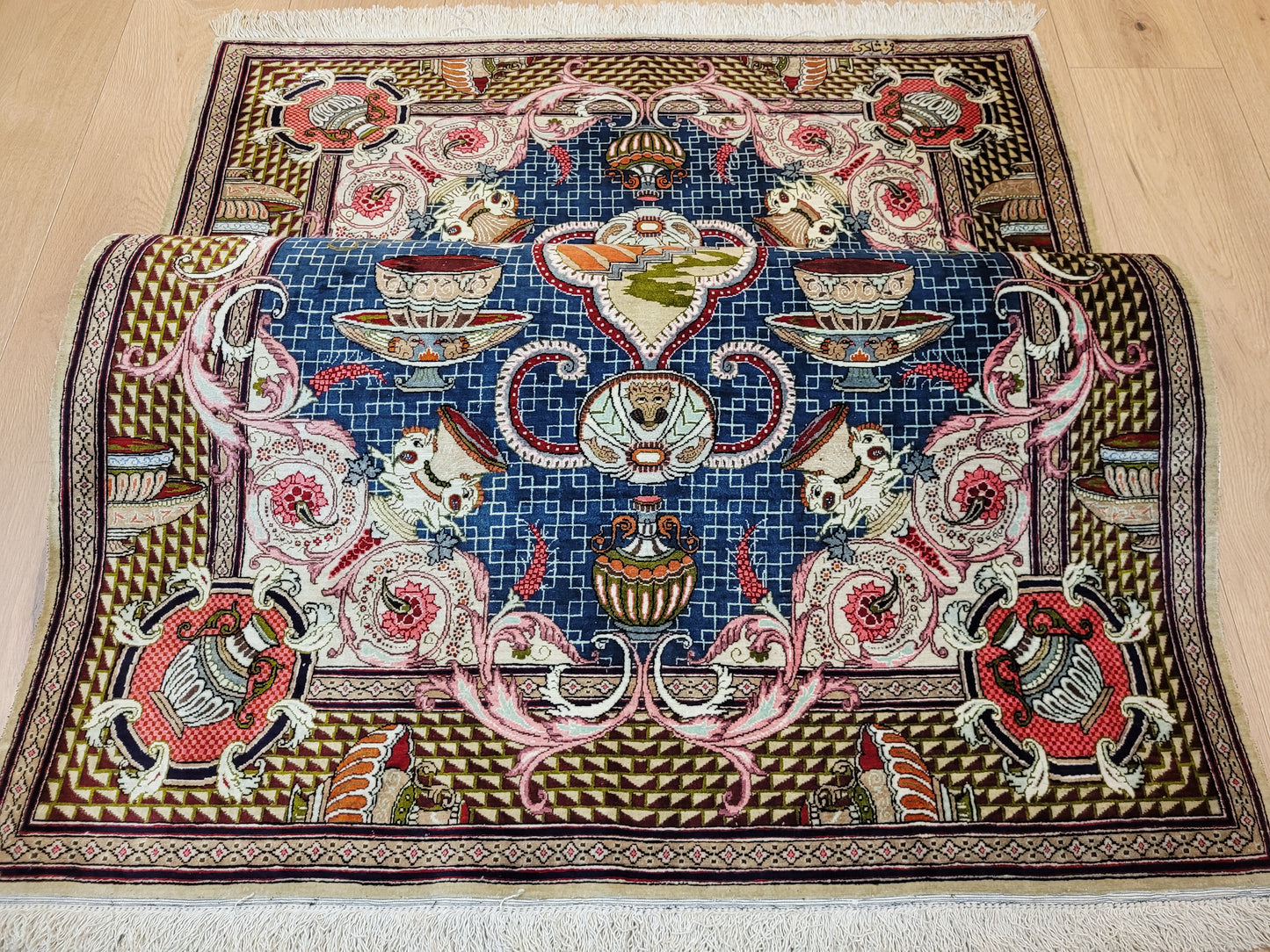 Ghom Teppich Seide auf Seide signiert figürliche Darstellung