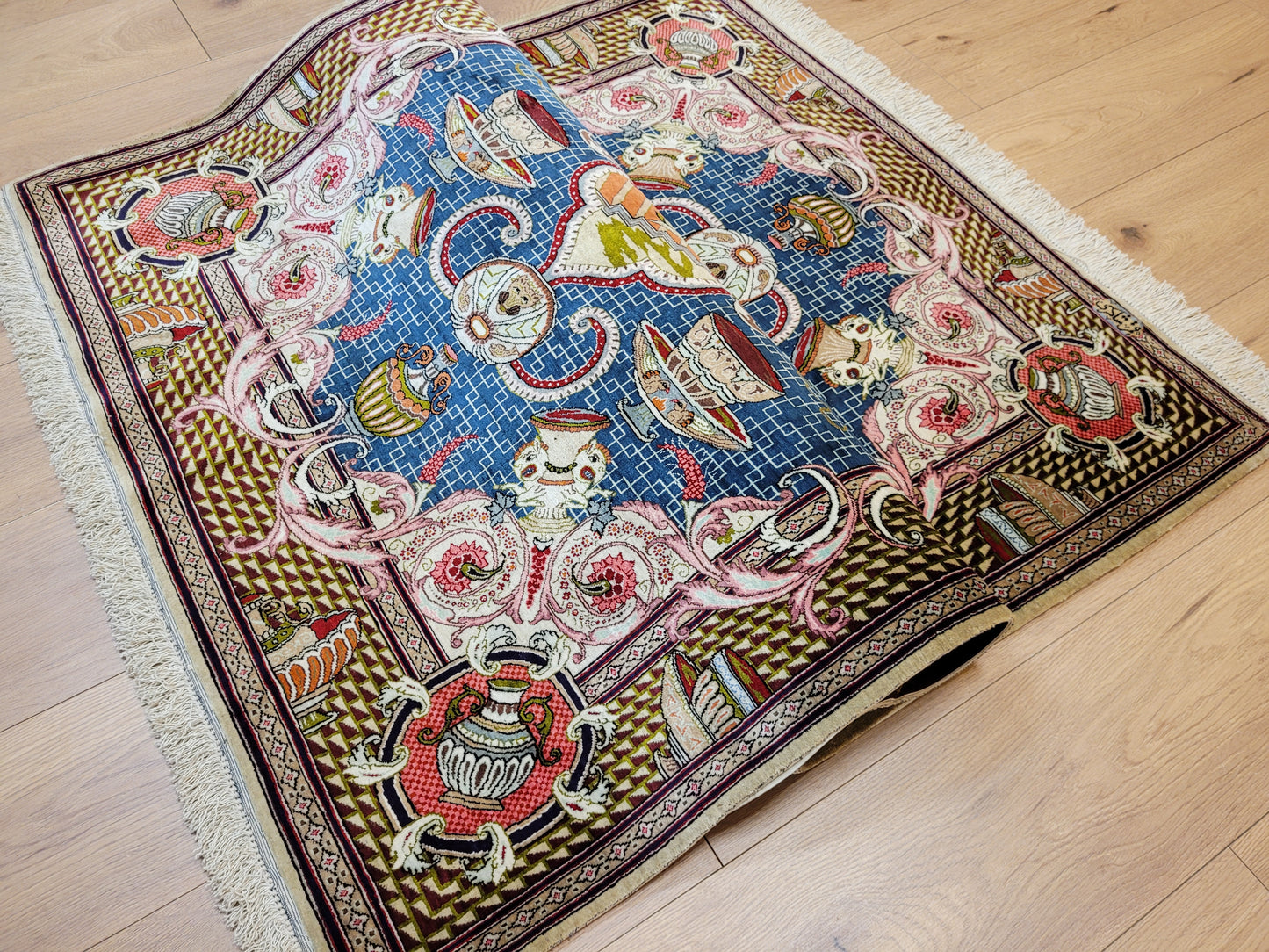 Ghom Teppich Seide auf Seide signiert figürliche Darstellung