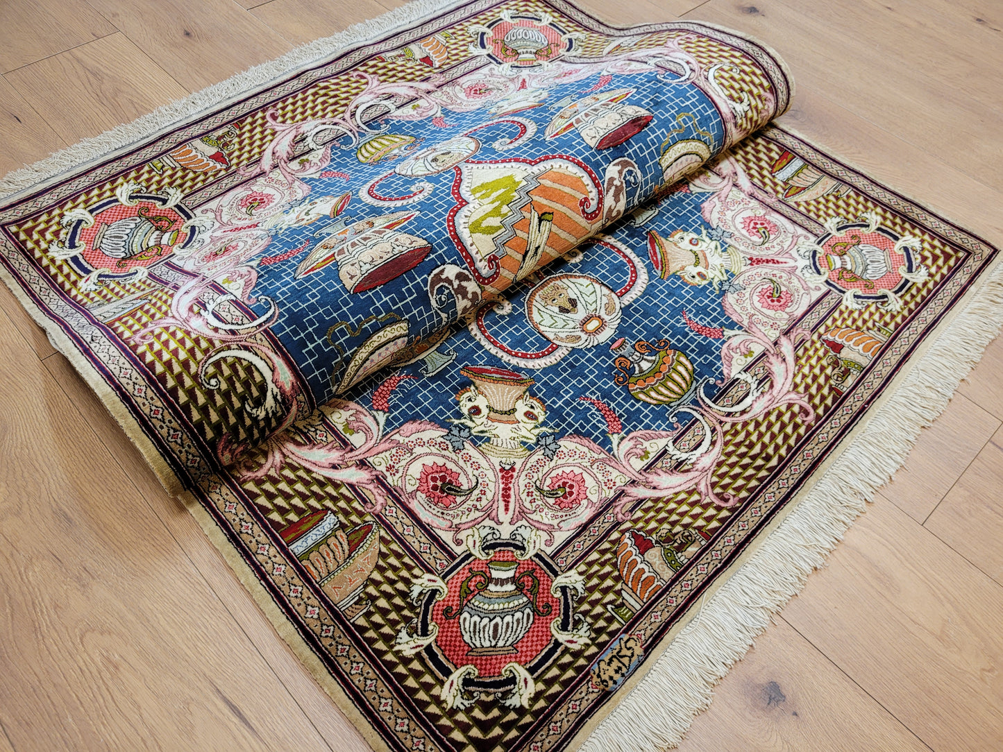 Ghom Teppich Seide auf Seide signiert figürliche Darstellung