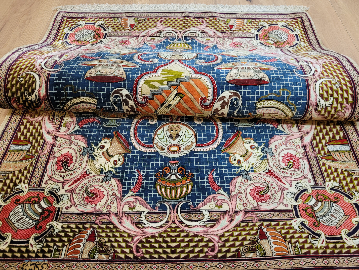 Ghom Teppich Seide auf Seide signiert figürliche Darstellung