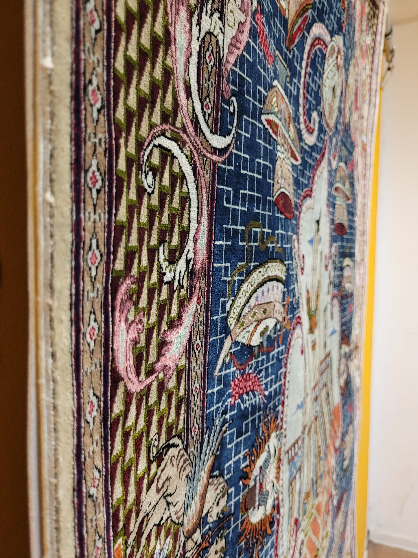 Ghom Teppich Seide auf Seide signiert figürliche Darstellung