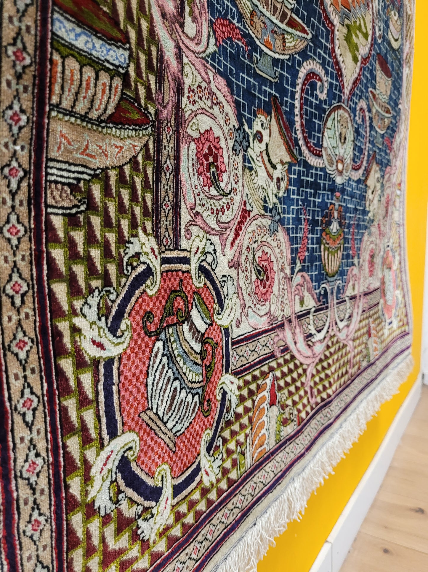 Ghom Teppich Seide auf Seide signiert figürliche Darstellung