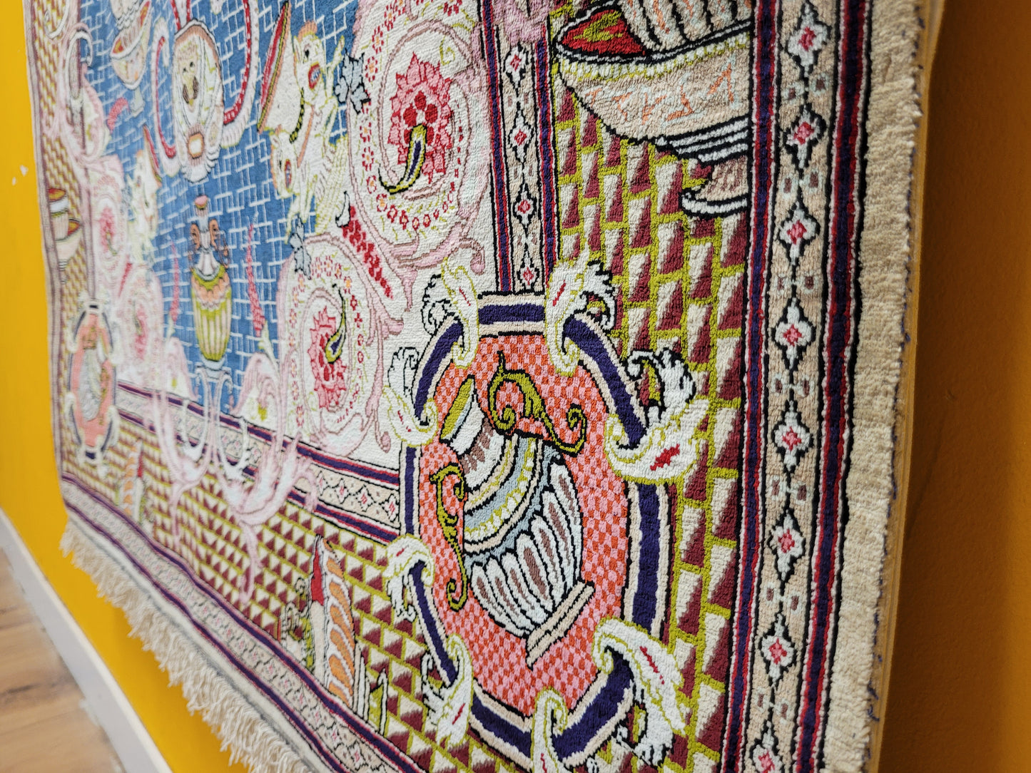 Ghom Teppich Seide auf Seide signiert figürliche Darstellung