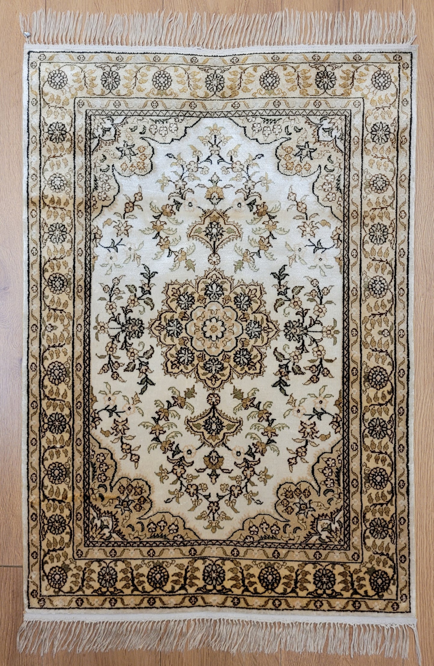 Hereke Teppich Seide auf Seide fein Medaillon mit Blumenornamenten