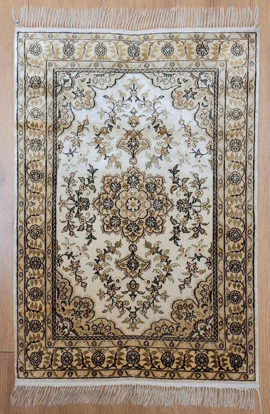 Hereke Teppich Seide auf Seide fein Medaillon mit Blumenornamenten