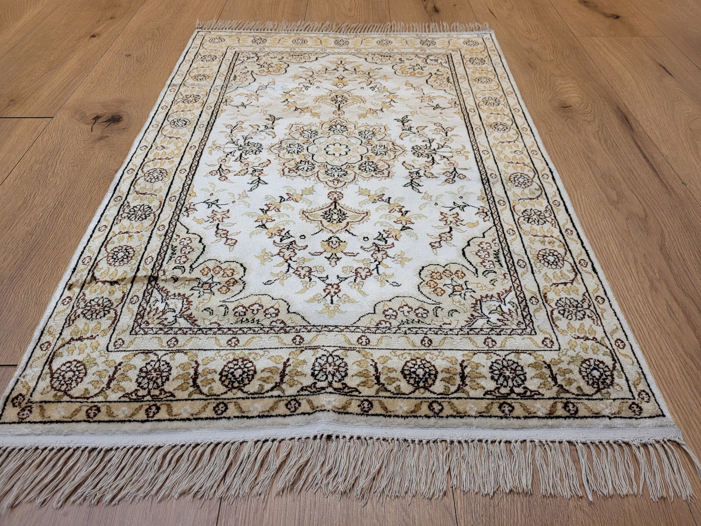 Hereke Teppich Seide auf Seide fein Medaillon mit Blumenornamenten