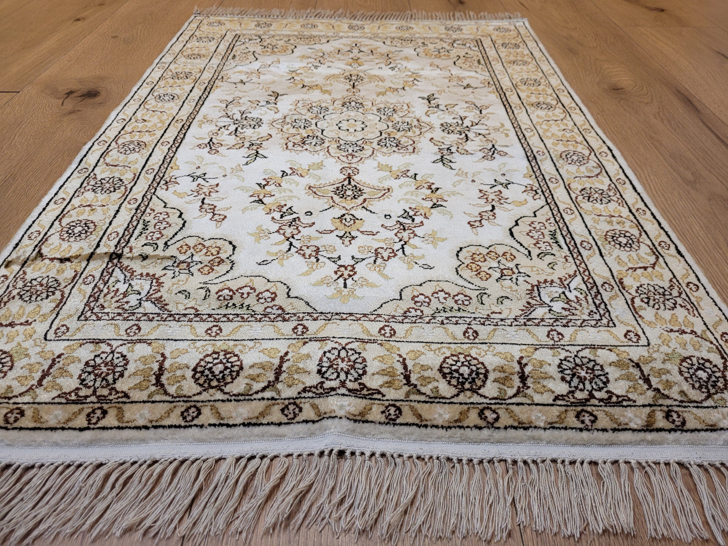 Hereke Teppich Seide auf Seide fein Medaillon mit Blumenornamenten