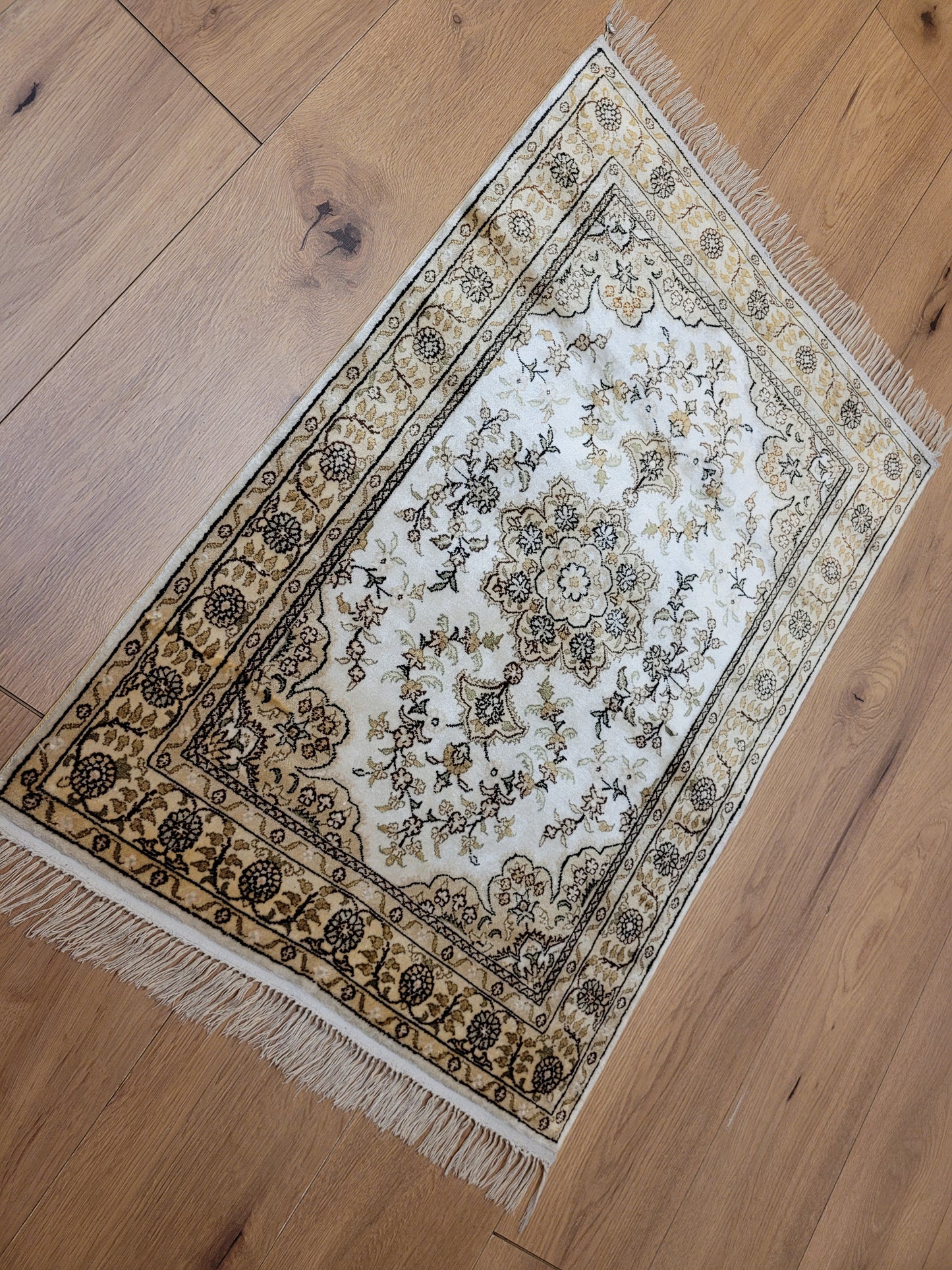 Hereke Teppich Seide auf Seide fein Medaillon mit Blumenornamenten