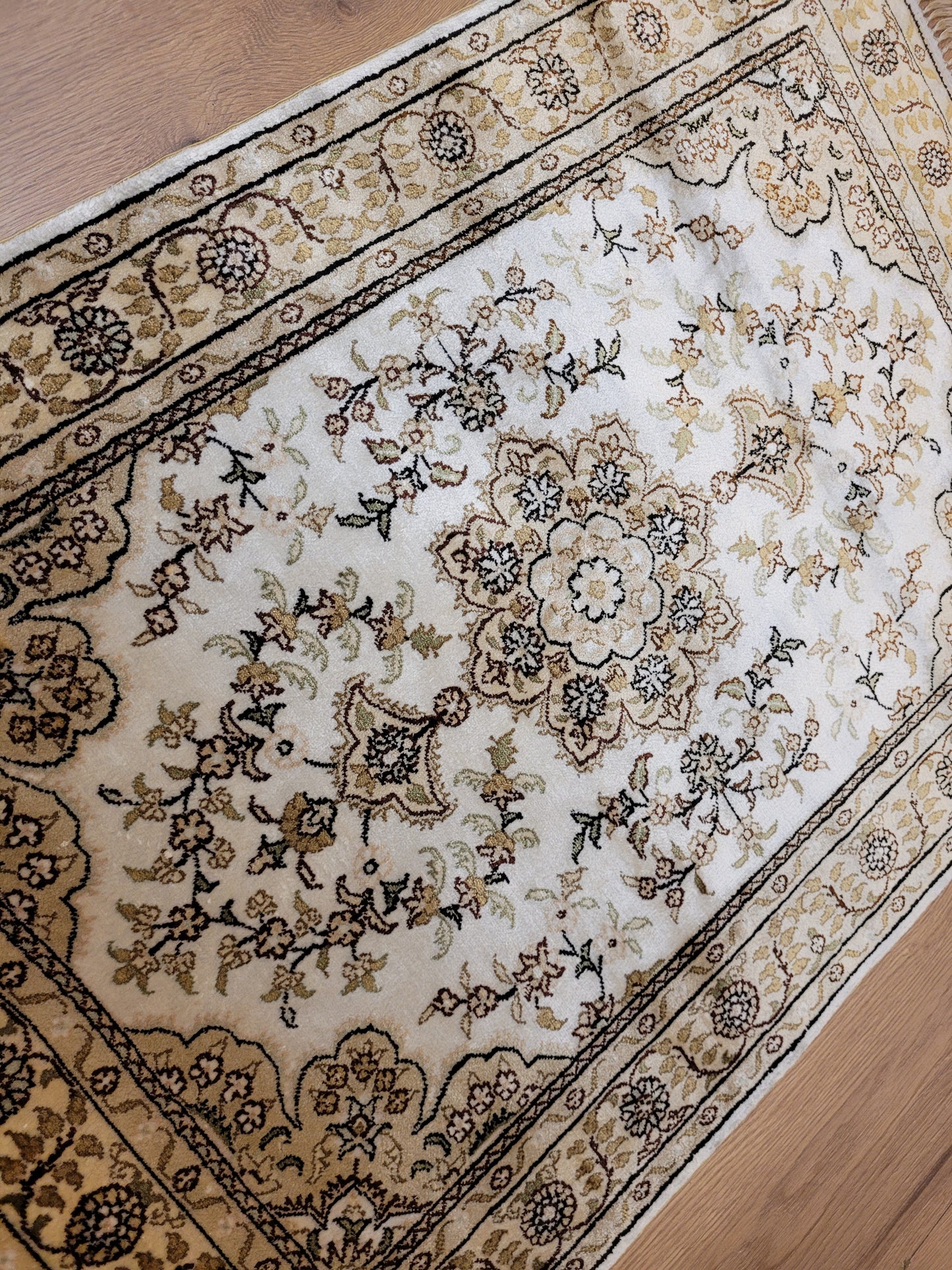 Hereke Teppich Seide auf Seide fein Medaillon mit Blumenornamenten