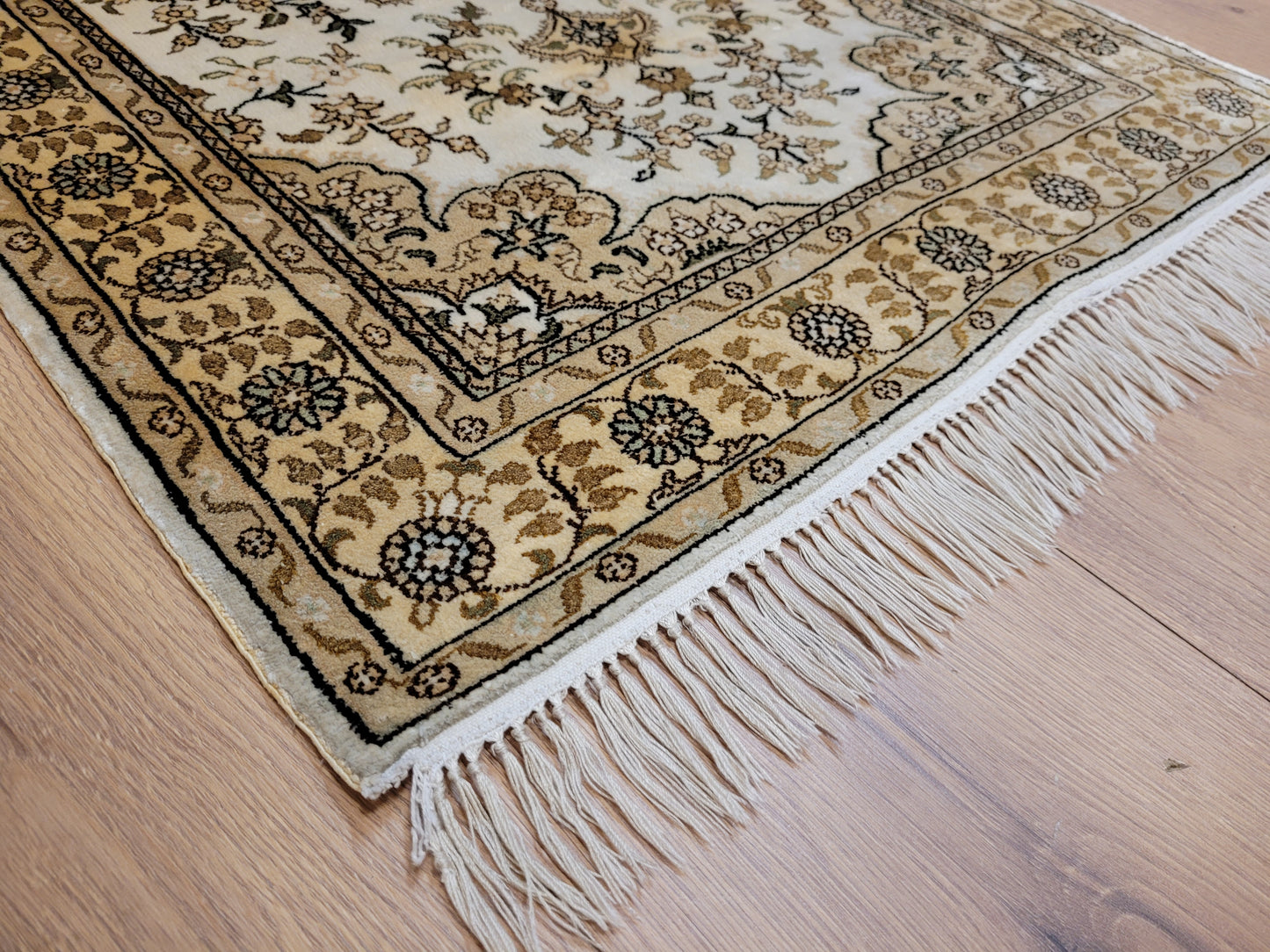 Hereke Teppich Seide auf Seide fein Medaillon mit Blumenornamenten